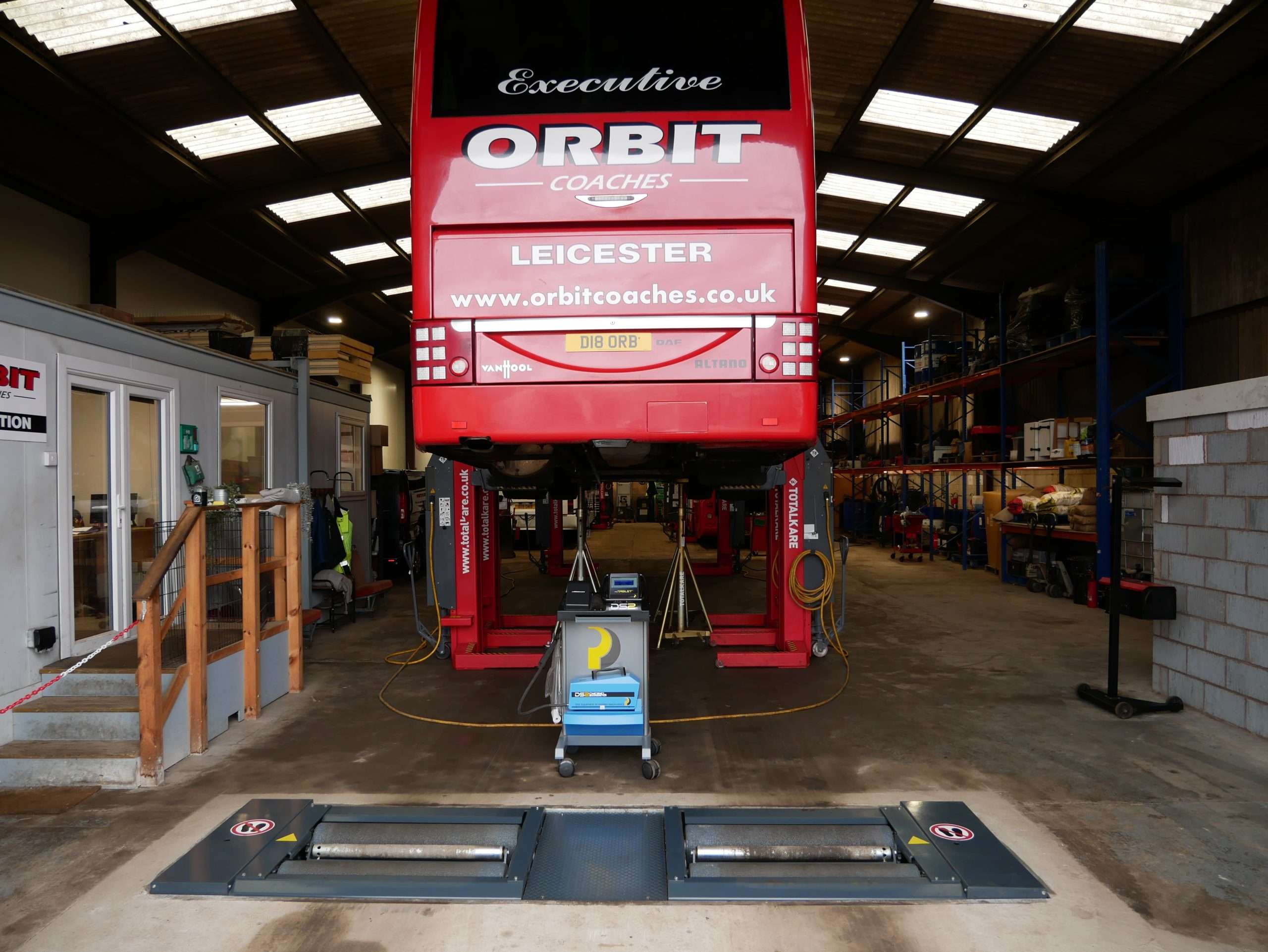 Coach lifted on mobile column lifts