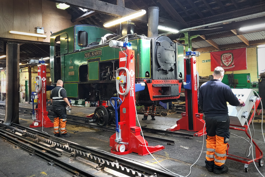 Snowdon Mountain Railway using rail lifting jacks from Totalkare