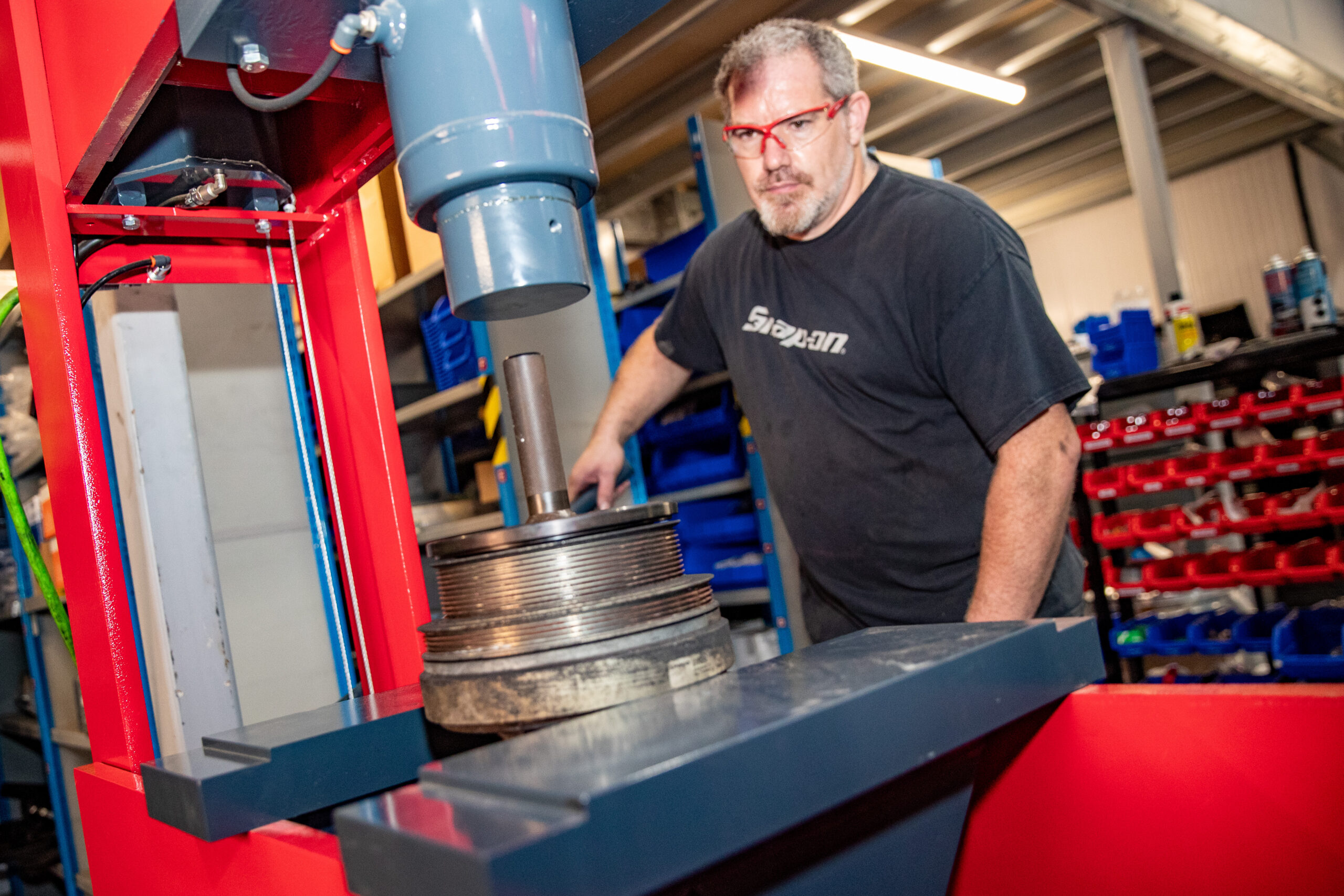 Hydraulic press in action